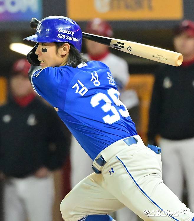 삼성 라이온즈 김성윤이 올해 정규시즌 경기에서 타격하고 있다. 엑스포츠뉴스 DB