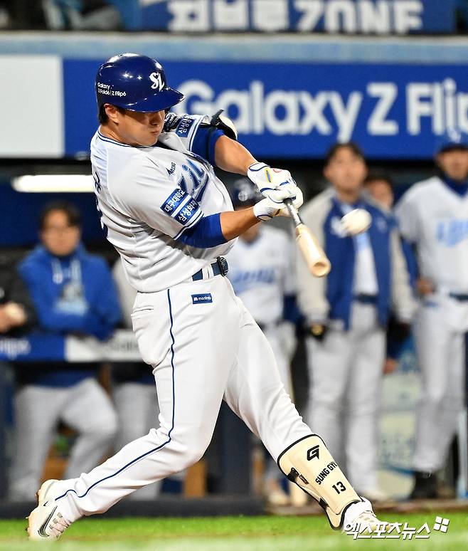 삼성 라이온즈 외야수 이성규가 지난해 포스트시즌 경기에서 타격하고 있다. 엑스포츠뉴스 DB