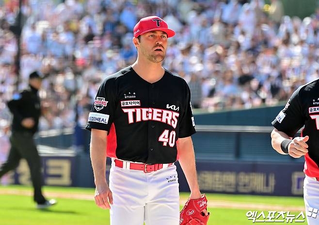 20일 오후 서울 송파구 잠실야구장에서 열린 '2025 신한 SOL Bank KBO리그' KIA 타이거즈와 두산 베어스의 경기, 5회말 수비를 마친 KIA 네일이 더그아웃으로 향하고 있다. 엑스포츠뉴스DB