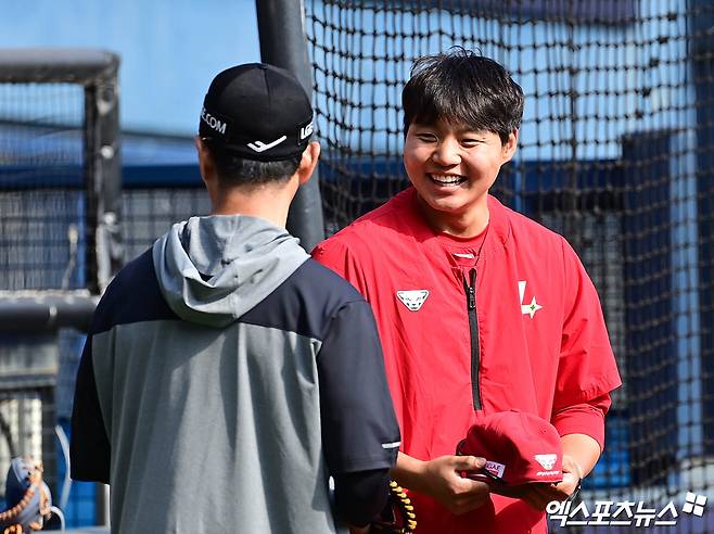 2일 오후 서울 잠실야구장에서 열리는 '2025 신한 SOL Bank KBO리그' SSG 랜더스와 LG 트윈스의 경기에 앞서 SSG 김수윤이 LG 송지만 코치와 그라운드에서 만나 대화를 나누고 있다. 잠실, 박지영 기자