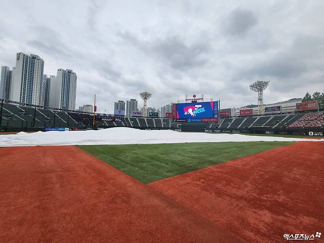 롯데와 NC는 3일 사직구장에서 '2025 신한 SOL Bank KBO 리그' 정규시즌 다섯 번째 맞대결을 앞두고 있다. 현재 그라운드 정비 작업이 진행 중이다. 사직, 박정현 기자