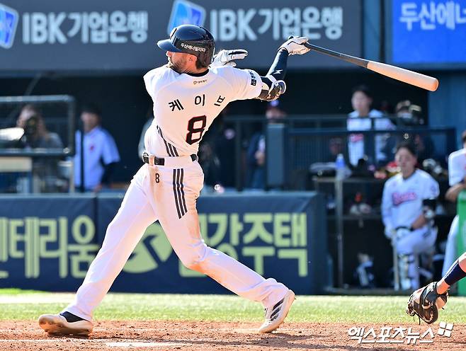두산 베어스 제이크 케이브가 올해 정규시즌 경기에 출전해 타격하고 있다. 엑스포츠뉴스 DB