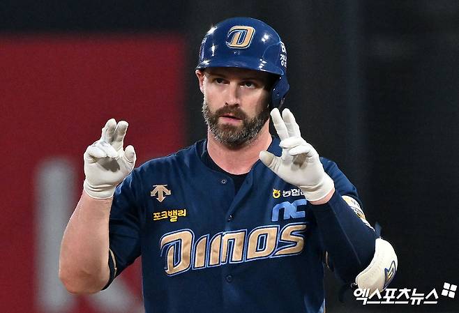 NC 내야수 데이비슨은 3일 사직구장에서 열린 '2025 신한 SOL Bank KBO 리그' 롯데와 주말 3연전 두 번째 경기에서 7번타자 포수로 선발 출전했다. 2회초 솔로포를 터트려 공격에 활력을 불어넣었다. 엑스포츠뉴스 DB