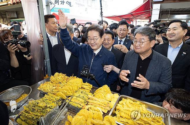 철원 시민들에게 인사하는 이재명 후보 (철원=연합뉴스) 김주성 기자 = 더불어민주당 이재명 대선 후보가 '골목골목 경청투어' 접경지역 방문 이틀째인 2일 강원 철원군 동송전통시장에서 시민들에게 인사하고 있다. 2025.5.2 [공동취재] utzza@yna.co.kr