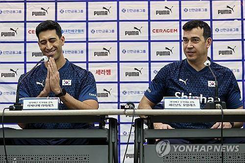 남녀 배구 대표팀 감독 기자회견 (서울=연합뉴스) 이사나예 라미레스 남자배구 대표팀 감독(왼쪽)과 페르난도 모랄레스 여자배구 대표팀 감독이 기자회견을 하고 있다. 2024.4.25  [연합뉴스 자료 사진]