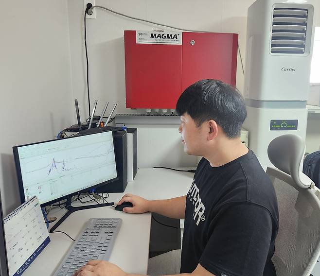스마프팜 모니터 살펴보는 이종혁 리틀그린 대표 [이종혁 씨 제공. 재판매 및 DB 금지]
