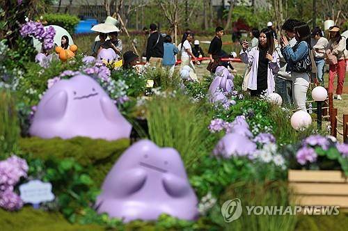 포켓몬타운 2025의 주인공은 무한 가능성의 '메타몽'  (서울=연합뉴스) 김도훈 기자 = 포켓몬타운 2025 위드 롯데 개막일인 25일 서울 송파구 롯데월드타워 광장에 무엇으로 다 변신할 수 있는 메타몽들이 전시돼 있다.