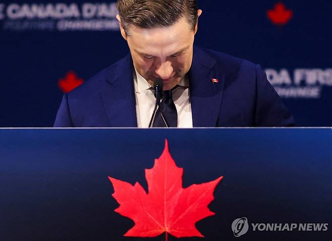 고개 숙인 포일리에브르 캐나다 보수당 대표 지난달 29일(현지시간) 캐나다 총선에서 패배한 피에르 포일리에브르 보수당 대표가 연설 도중 고개를 숙이고 있다. 2025.05.03