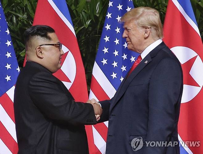 2018년 싱가포르에서 만난 김정은(왼쪽)과 트럼프 [EPA=연합뉴스 자료사진. 재판매 및 DB 금지]
