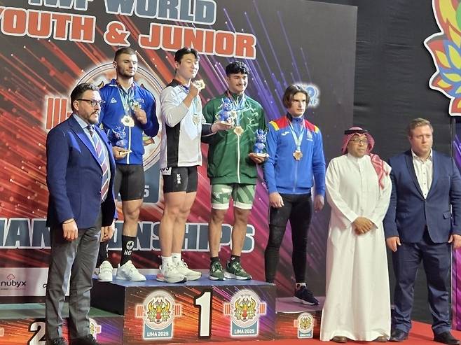 박주현, 세계주니어역도선수권 우승 (서울=연합뉴스) 박주현(왼쪽 세 번째)이 3일(한국시간) 페루 리마에서 열린 2025 세계주니어역도선수권 남자 73㎏급에서 우승한 뒤 시상식에서 기념 촬영하고 있다. [대한역도연맹 제공. 재판매 및 DB금지]