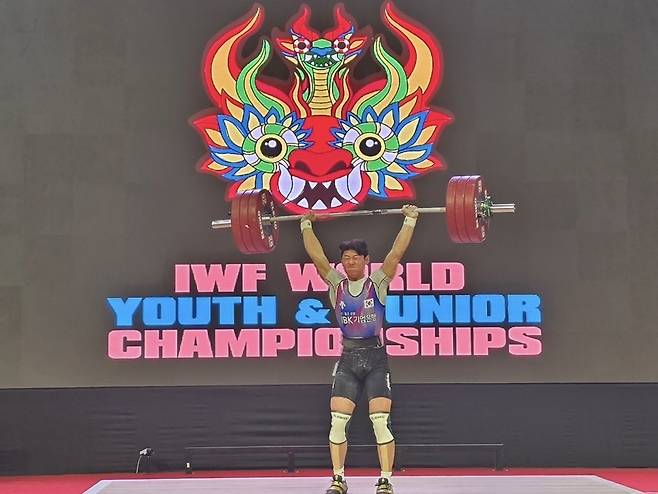 바벨을 드는 박주현 (서울=연합뉴스) 박주현(왼쪽 세 번째)이 3일(한국시간) 페루 리마에서 열린 2025 세계주니어역도선수권 남자 73㎏급에서 바벨을 들고 있다. [대한역도연맹 제공. 재판매 및 DB금지]