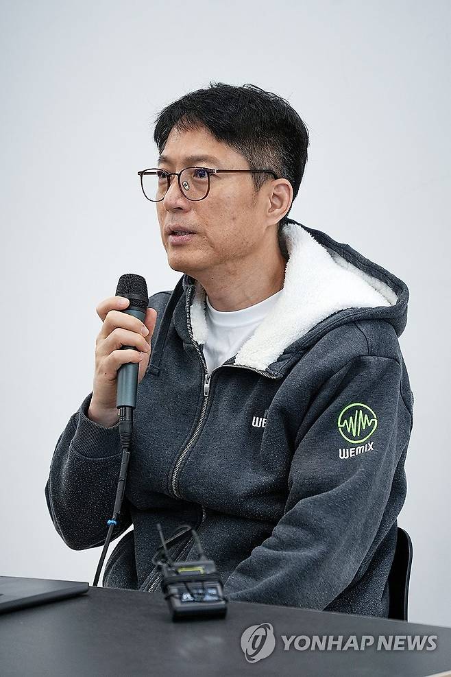 '재상폐' 위믹스, 긴급 기자 간담회 (성남=연합뉴스) 김주환 기자 = 김석환 위믹스 재단 (WEMIX PTE. LTD.) 대표가 3일 경기 성남시 테크1타워에서 긴급 기자 간담회를 열고 취재진에 대응 경과와 향후 계획을 설명하고 있다. 전날 디지털자산거래소 공동협의체(DAXA)는 거래 유의 종목으로 지정돼 있던 위믹스(WEMIX)를 상장 폐지하기로 결정했다. 2025.5.3 jujuk@yna.co.kr
