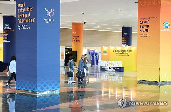 제주 APEC 고위관리회의 D-1 (서귀포=연합뉴스) 박지호 기자 = 2025 아시아태평양경제협력체(APEC) 제2차 고위관리회의가 오는 3일부터 제주 서귀포에서 개막한다.
사진은 2일 오전 회의 준비가 완료된 제주국제컨벤션센터의 모습. 2025.5.2 jihopark@yna.co.kr