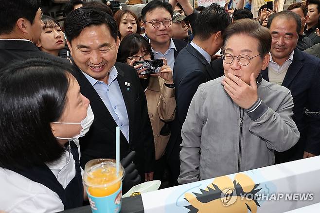 청년들이 개발한 '성게초콜릿' 맛보는 이재명 후보 (속초=연합뉴스) 김주성 기자 = 더불어민주당 이재명 대선 후보가 '골목골목 경청투어' 사흘째인 3일 '동해안벨트' 첫 방문지인 강원도 속초시 중앙재래시장에서 청년 상인들이 만든 '성게 초콜릿'을 맛보고 있다. 2025.5.3 utzza@yna.co.kr