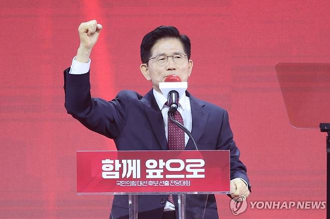 수락 연설하는 김문수 후보 (고양=연합뉴스) 박동주 기자 = 국민의힘 대선 후보로 선출된 김문수 후보가 3일 경기 고양시 킨텍스에서 열린 국민의힘 전당대회에서 수락 연설을 하고 있다. 2025.5.3 pdj6635@yna.co.kr