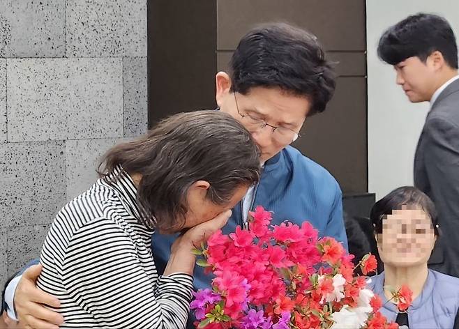 ▲ 포천 장자마을을 찾은 김문수 국민의힘 대통령 후보에게 한 주민이 직접 만든 꽃다발을 건넨 뒤 과거를 회상하며 눈시울 적시자 김 후보가 위로하고 있다.