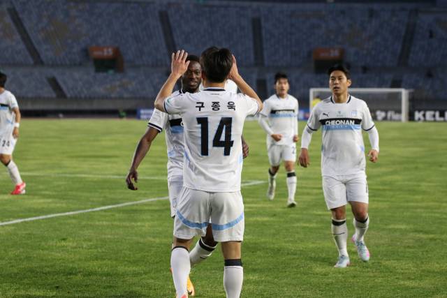 천안시티FC가 4일 오후 화성종합경기타운에서 치러진 '하나은행 K리그2 2025' 10라운드 화성FC의 경기를 1대 2로 패배했다. 이날 경기에서 첫 득점을 기록한 구종욱 선수의 모습. 한국프로축구연맹 제공.