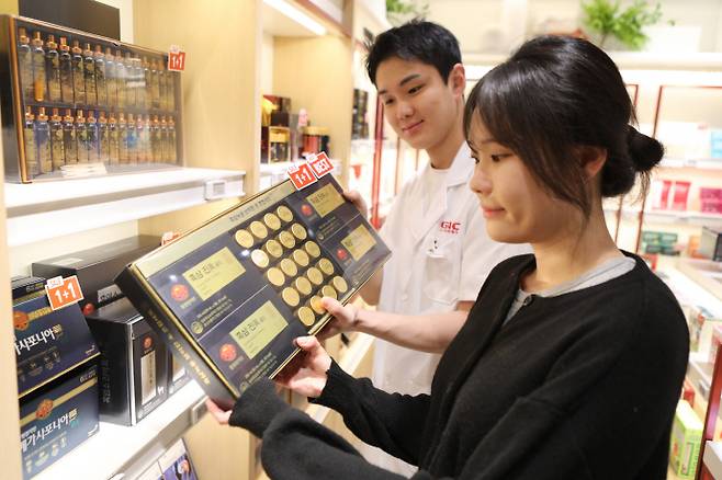 롯데백화점 광주점은 오는 8일까지 '건강기능식품 선물 제안전'을 진행한다. 행사 기간 GNC, 마더네스트 등은 비타민, 홍삼 등의 제품에 대해 1+1 행사한다. 더불어 천제명은 홍삼 농축액과 및 흑삼순액 등의 상품을 최대 60% 저렴하게 구매할 수 있다. 동국제약 역시 비타민 등 다양한 건강기능식품을 최대 50% 저렴하게 구매할 수 있다. /롯데백화점 광주점 제공