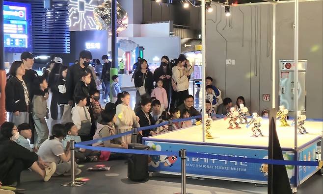 과학관 2층 전시실에서 진행된 ‘댄싱 로봇’ 장면./최상진