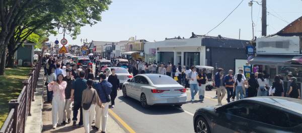 황금연휴가 이어진 4일 경주 황리단길에는 나들이객들로 북새통을 이루고 있다.