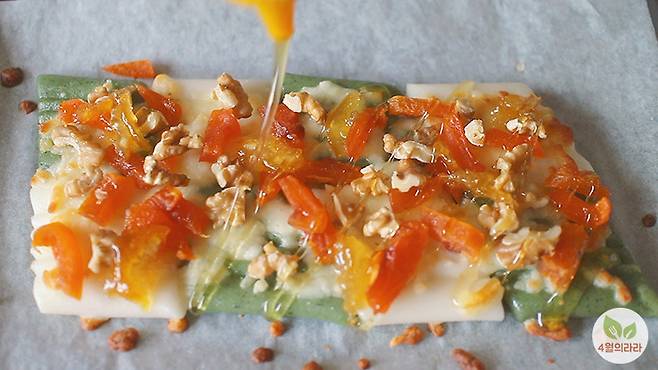 구운 떡에 곶감 호두 유자청건지를 올린 장면