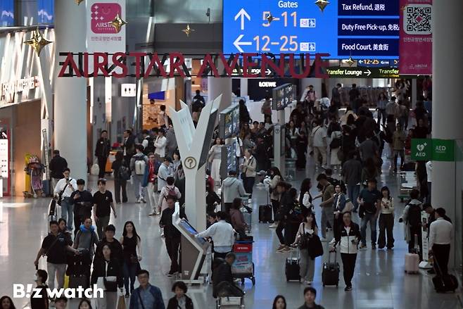 황금연휴를 앞둔 지난 2일 오전 인천국제공항 제1여객터미널 출국장이 여행객들로 붐비고 있다./사진=이명근 기자 qwe123@