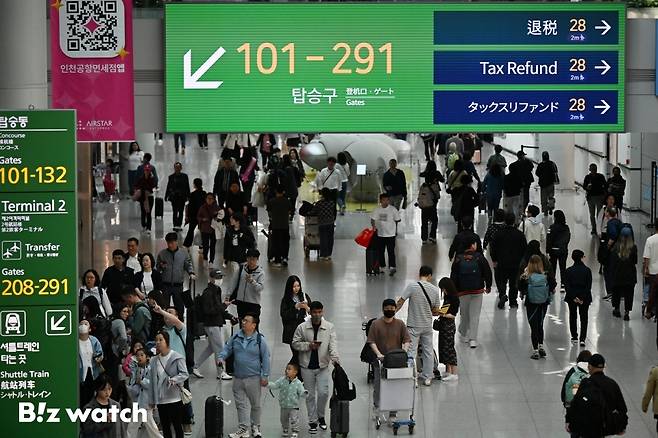 황금연휴를 앞둔 지난 2일 오전 인천국제공항 제1여객터미널 출국장이 여행객들로 붐비고 있다./사진=이명근 기자 qwe123@