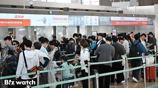 황금연휴를 앞둔 지난 2일 오전 인천국제공항 제1여객터미널 출국장이 여행객들로 붐비고 있다./사진=이명근 기자 qwe123@