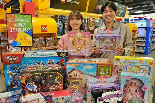 롯데마트 직원들이 장난감 행사를 소개하고 있다. (제공=롯데쇼핑)