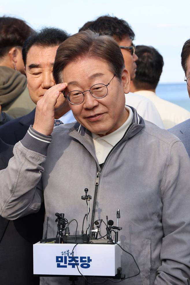 더불어민주당 이재명 대선 후보가 ‘골목골목 경청투어’ 사흘째인 3일 강원도 삼척해수욕장을 찾아 도민들을 만난 뒤 국민의힘 김문수 대선 후보 선출과 관련한 취재진 질문에 답하고 있다. (사진=연합뉴스)