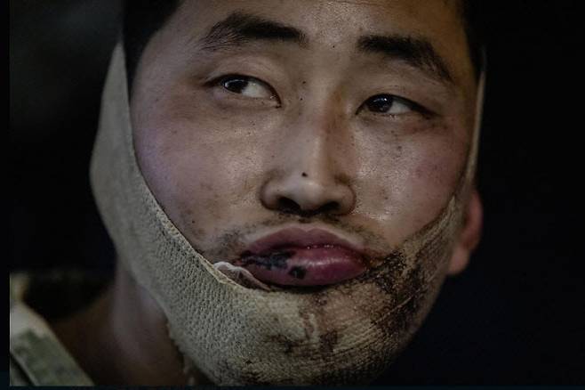 볼로디미르 젤렌스키 우크라이나 대통령은 11일(현지시간) 우크라이나군이 러시아 서부 쿠르스크 지역에서 북한 군인 2명을 생포했다고 밝혔다. 젤렌스키 대통령은 이날 텔레그램 채널에 글을 올려 생포된 북한 병사 2명이 다친 상태로 키이우로 이송됐으며 우크라이나 보안국(SBU)의 심문을 받고 있다고 전했다. (사진=연합)