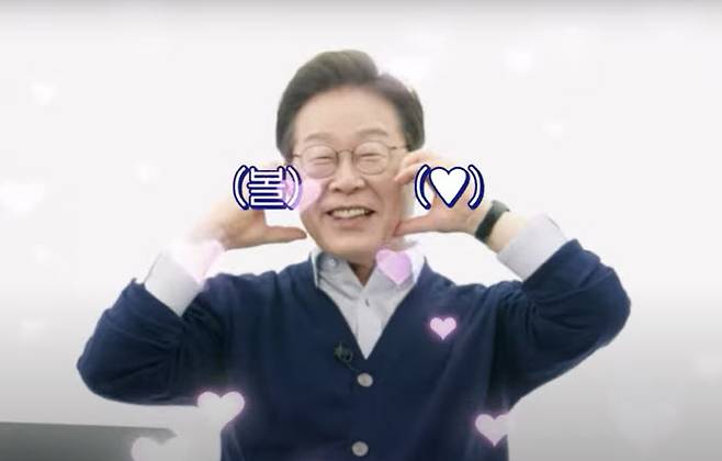 이재명 더불어민주당 대선 후보가 4일 자신의 유튜브 채널을 통해 공개한 영상에서 골드버튼 언박싱을 하며 감사인사를 하고 있다. (사진=유튜브 ‘이재명’ 갈무리)