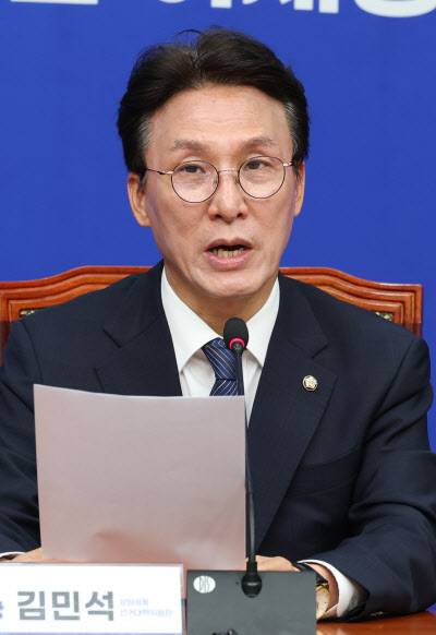김민석 더불어민주당 상임공동선대위원장이 4일 국회에서 기자간담회를 진행하고 있다. (사진=뉴스1)