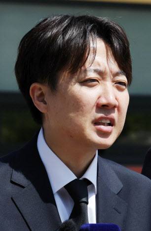 이준석 개혁신당 대선 후보가 4일 오전 광주 북구 국립 5·18 민주묘지에서 참배를 마친 뒤 발언하고 있다. (사진=연합뉴스)