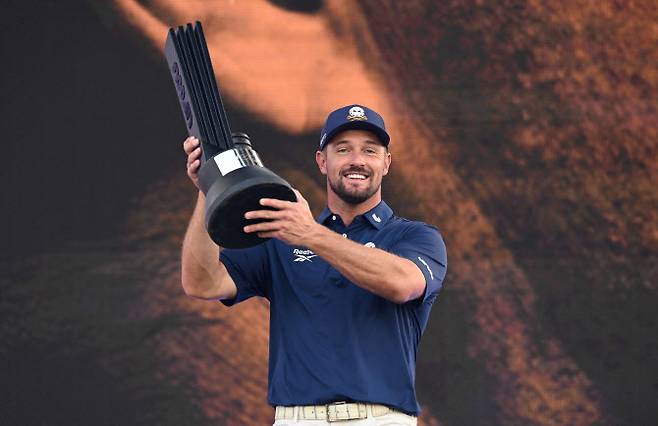 브라이슨 디섐보가 4일 인천 잭니클라우스 골프클럽에서 열린 LIV 골프 코리아에서 우승한 뒤 트로피를 들어 올리며 환하게 웃고 있다. (사진=AFPBBNews)