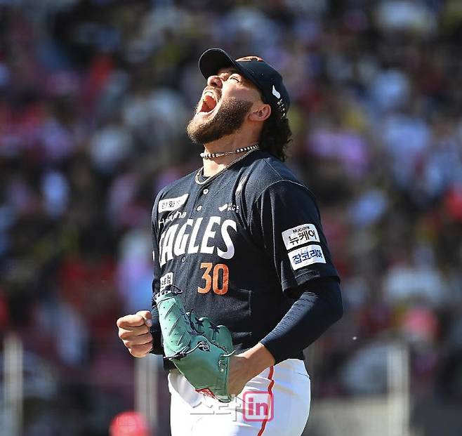 한화이글스 외국인투수 코디 폰세가 이닝을 마무리한 뒤 뜨겁게 포효하고 있다. 사진=한화이글스