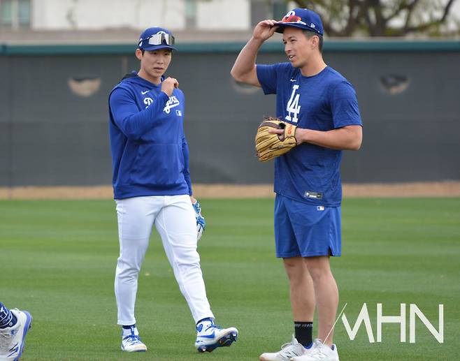 (김혜성(왼쪽)과 토미 에드먼이 스프링캠프에서 수비훈련을 하고 있다)