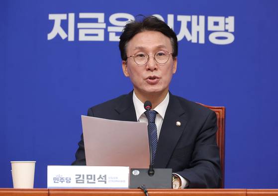 더불어민주당 김민석 상임공동선거대책위원장이 4일 국회에서 열린 기자간담회에서 발언하고 있다. 〈사진=연합뉴스〉