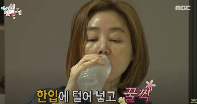 배우 김성령이 아침에 일어나서 유산균을 먹고 있다. [사진=MBC 유튜브 캡쳐]