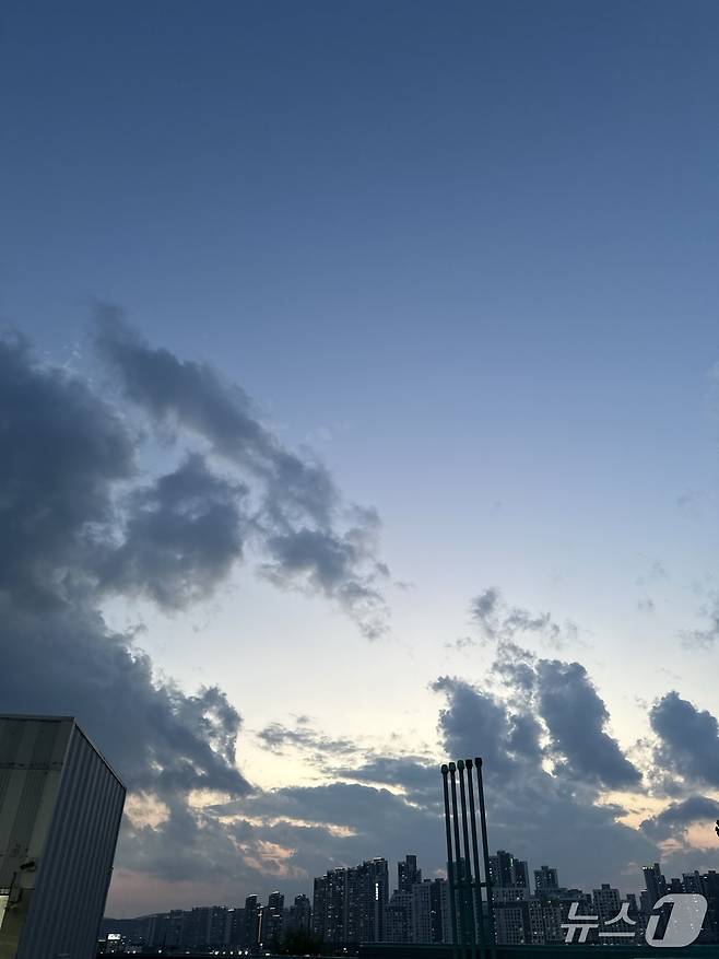 3일 오후 경기북부 일대 하늘 풍경. 2025.5.3/뉴스1 ⓒ News1 이상휼 기자