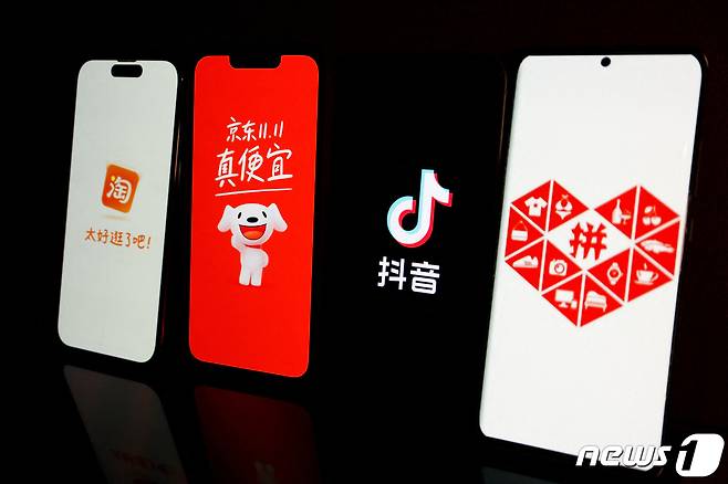 왼쪽부터 중국 타오바오, 징둥, 더우인, 핀둬둬 애플리케이션 메인 화면 ⓒ 로이터=뉴스1 ⓒ News1 정은지 특파원