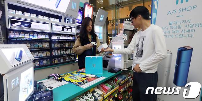 20일 서울 강남구 한 GS마트에서 소비자가 KT&G의 궐련형 전자담배 '릴(lil)'을 구매하고 있다. 2017.11.20/뉴스1 ⓒ News1 김명섭 기자