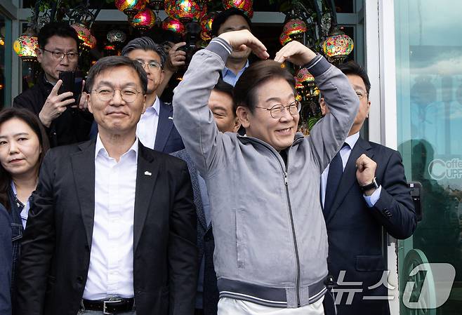 '골목골목 경청투어 : 동해안벨트편'에 나선 이재명 더불어민주당 대통령 후보가 3일 오후 강원 강릉시 강릉카페거리에서 시민들을 향해 하트를 그려보이고 있다. 2025.5.3/뉴스1 ⓒ News1 이재명 기자