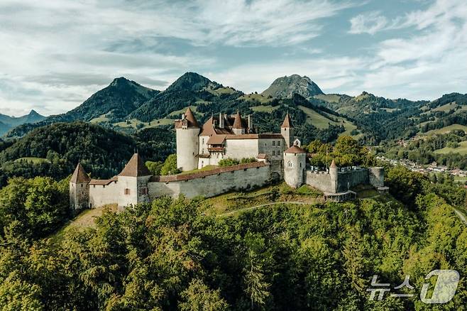 그뤼에르 고성 언덕 기슭에 자리한 라 메종 뒤 그뤼에르(스위스정부관광청 제공)