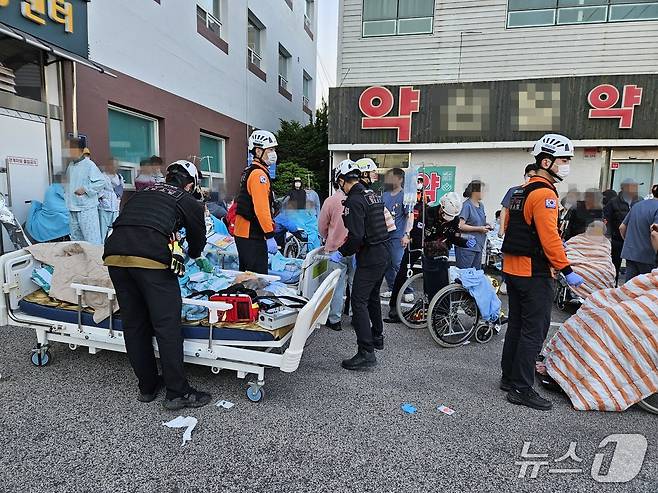 화재로 대비한 환자들(경남소방본부 제공. 재판매 및 DB금지). 2025.5.4