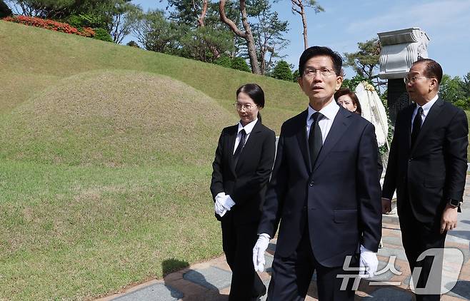 김문수 국민의힘 대통령 후보가 4일 오전 서울 동작구 국립서울현충원을 찾아 김대중 전 대통령 묘역을 참배한 뒤 이동하고 있다. (공동취재) 2025.5.4/뉴스1 ⓒ News1 안은나 기자