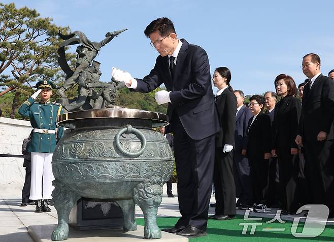 김문수 국민의힘 대통령 후보가 4일 오전 서울 동작구 국립서울현충원 현충탑에서 분향하고 있다. 2025.5.4/뉴스1 ⓒ News1 안은나 기자