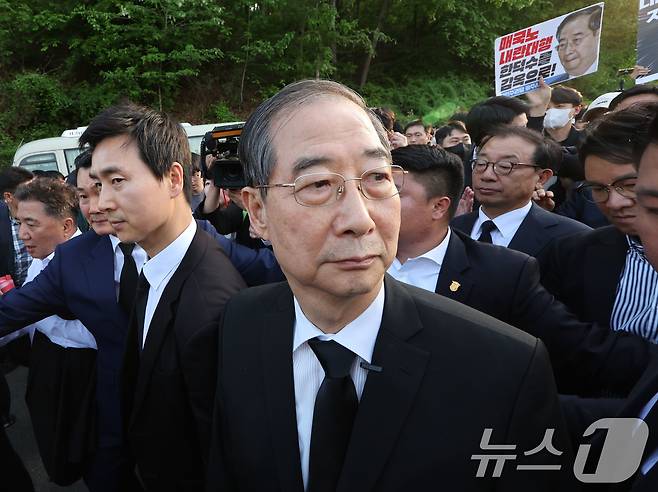 대통령 선거에 나선 한덕수 전 국무총리가 2일 오후 광주 북구 운정동 국립5·18민주묘지에 방문했으나 시민단체 반발에 참배를 하지 못하고 발걸음을 돌리고 있다. 2025.5.2/뉴스1 ⓒ News1 박지현 기자