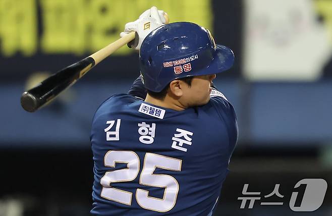 24일 오후 서울 송파구 잠실야구장에서 열린 프로야구 '2024 신한 SOL 뱅크 KBO리그' NC 다이노스와 두산 베어스의 경기, 6회초 2사 2루 상황에서 NC 김형준이 1타점 적시타를 치고 있다. 2024.9.24/뉴스1 ⓒ News1 김도우 기자