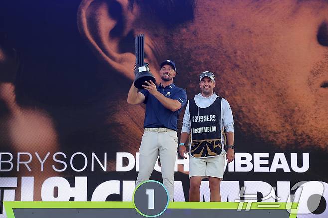 4일 인천 연수구 잭니클라우스 골프클럽에서 열린 LIV골프 코리아 파이널라운드에서 개인 우승을 차지한 크러셔스 GC의 브라이슨 디섐보가 포디움에 올라 트로피를 들어 보이고 있다. 2025.5.4/뉴스1 ⓒ News1 박정호 기자